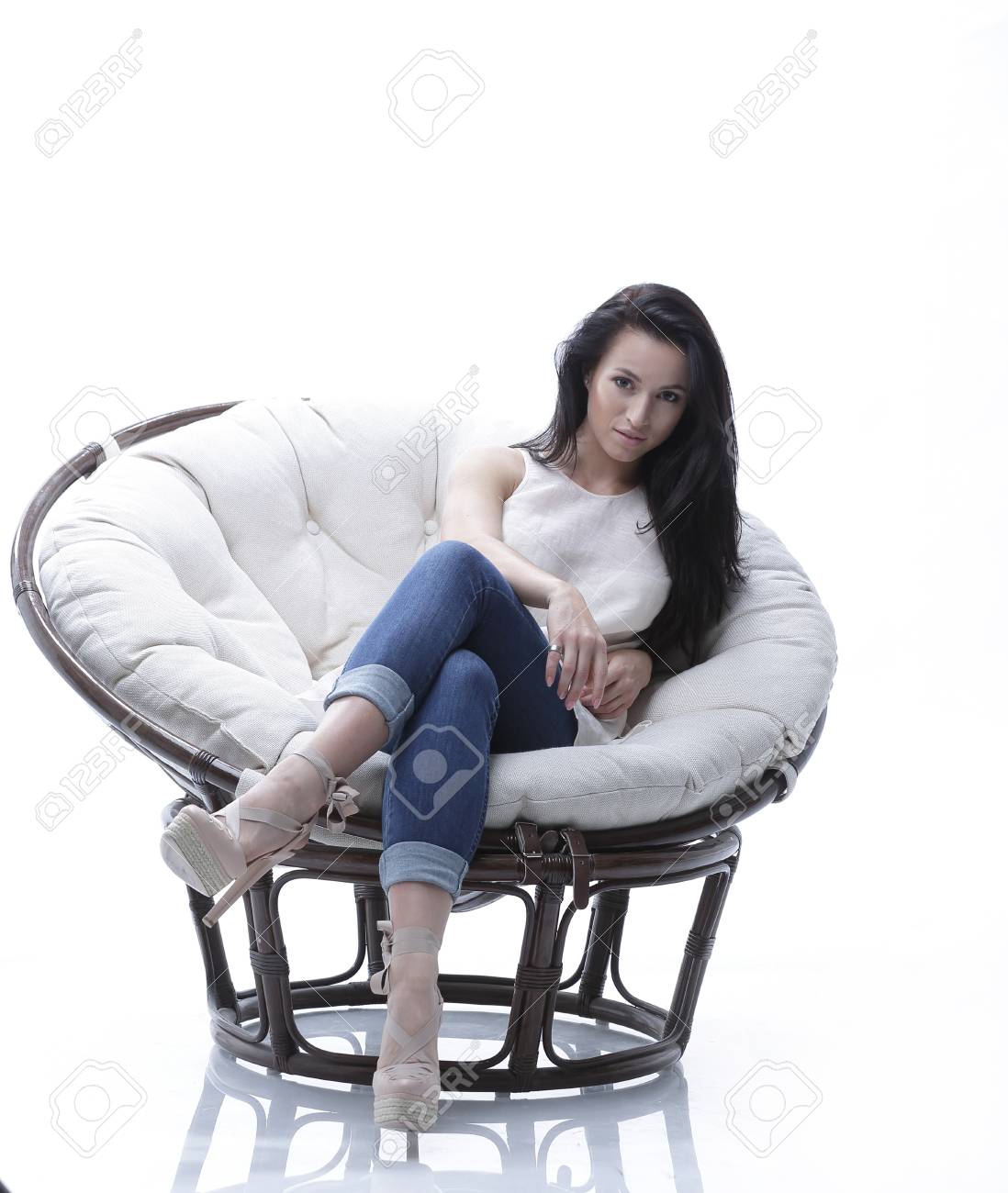 Brune ronde au boulot Brune ronde au boulot