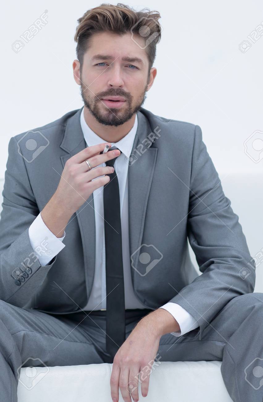 タバコとスーツのビジネスマンの肖像画の写真素材・画像素材 Image