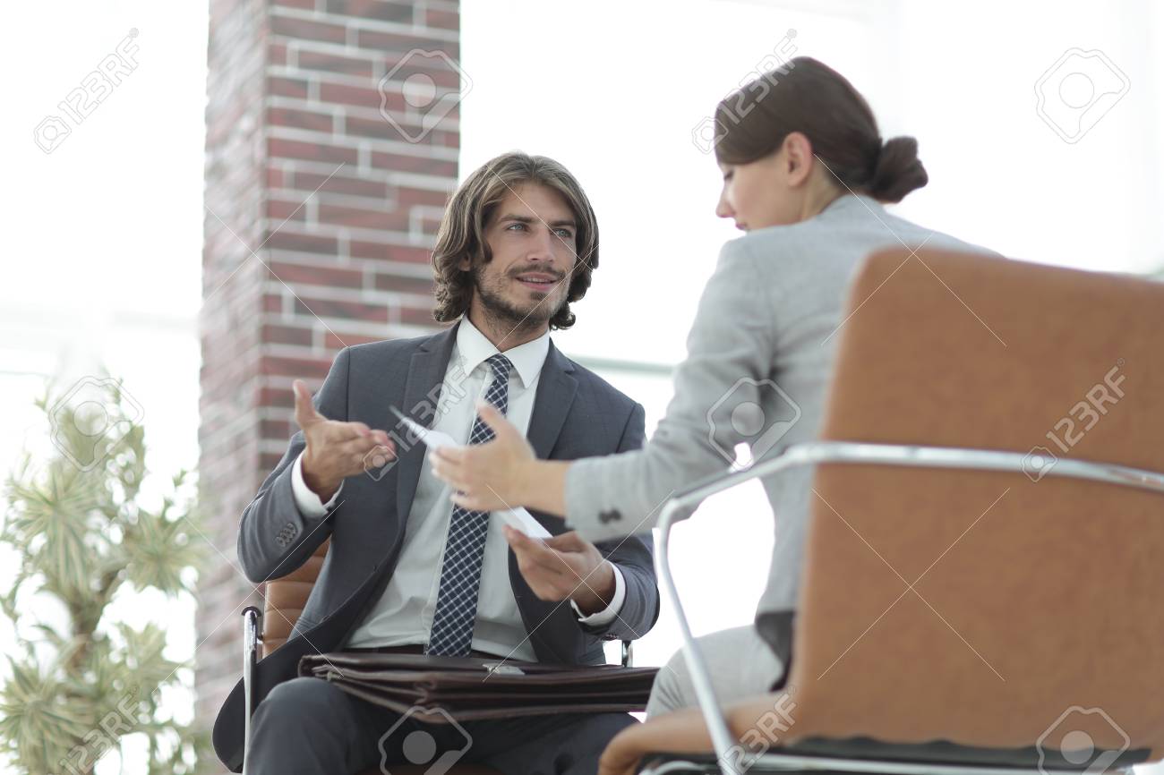 オフィスでの男女のリラックスした会話 の写真素材 画像素材 Image