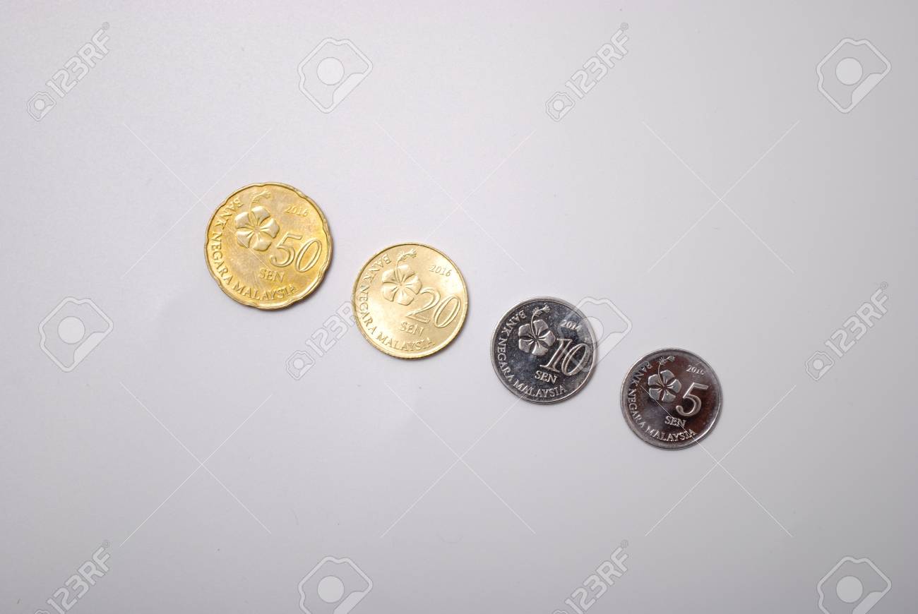 흰색 배경으로 격리된 미르 동전입니다. 복사 공간이 있는 평면도 로열티 무료 사진, 그림, 이미지 그리고 스톡포토그래피. Image  98345008