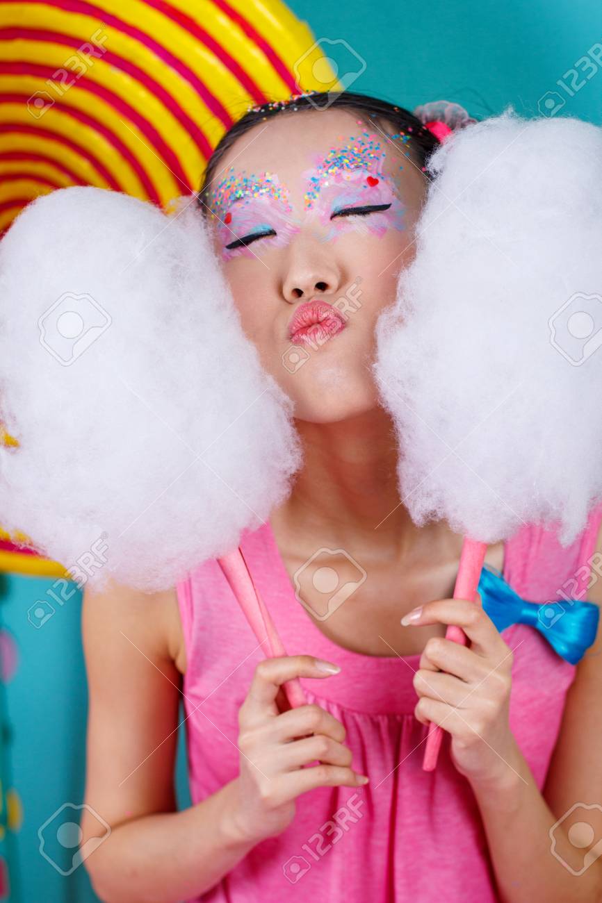スタジオで綿菓子と面白いファッションの女の子 の写真素材 画像素材 Image