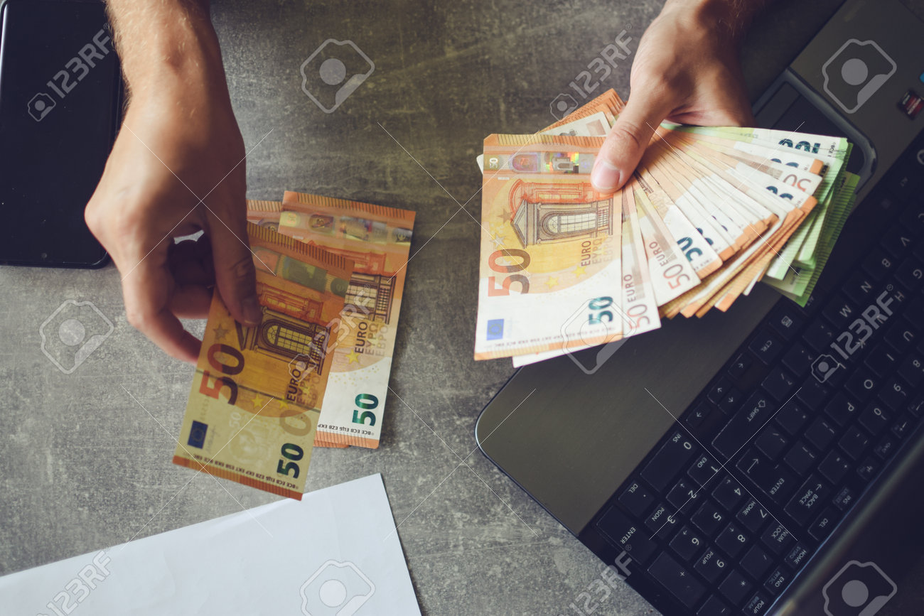 Travailler au bureau en comptant de l'argent - 207418376