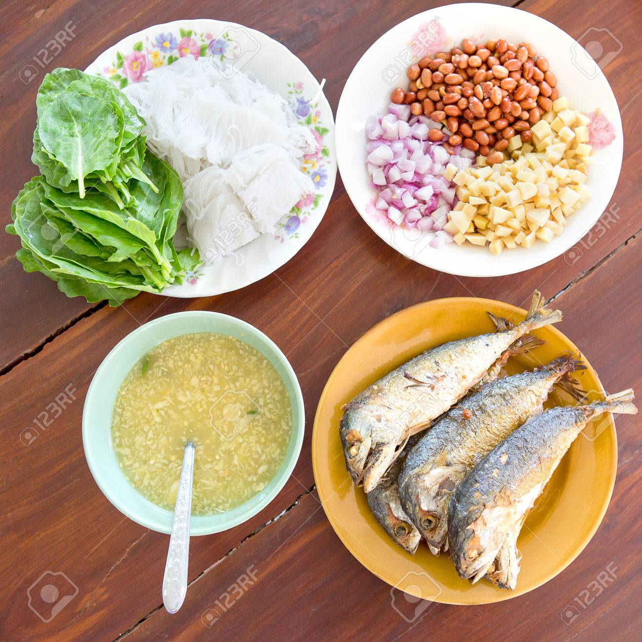 タイ風料理 揚げサバ魚新鮮なサラダを提供 米麺とスパイシーなドレッシング ソースします 名前は Meang です 食品は 葉に包まれました の写真素材 画像素材 Image
