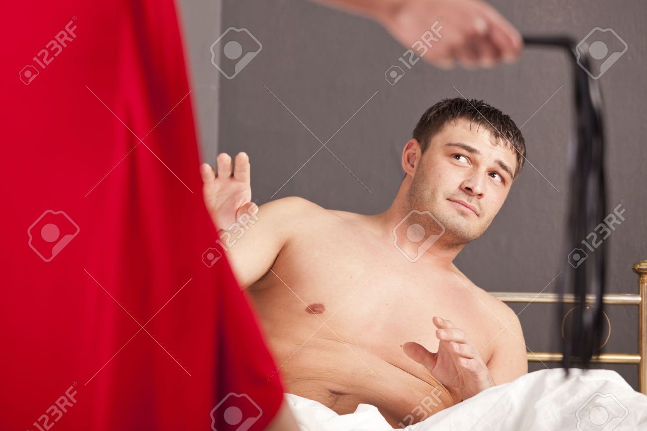 Lhomme Dans Le Lit A été Dominé Par Une Femme Avec Un Fouet - 