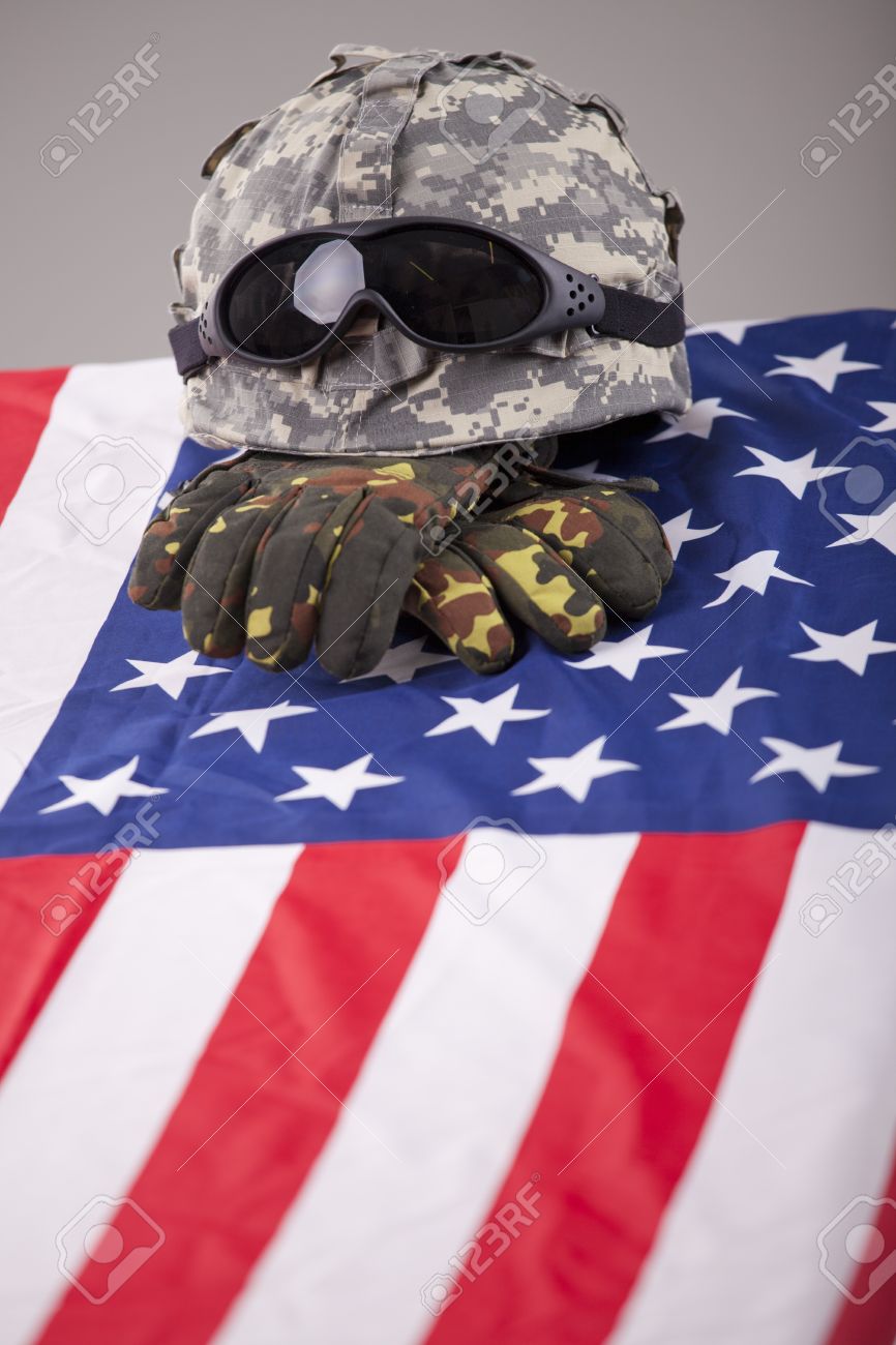 軍の葬式 - ヘルメット、アメリカ国旗の手袋 の写真素材・画像素材