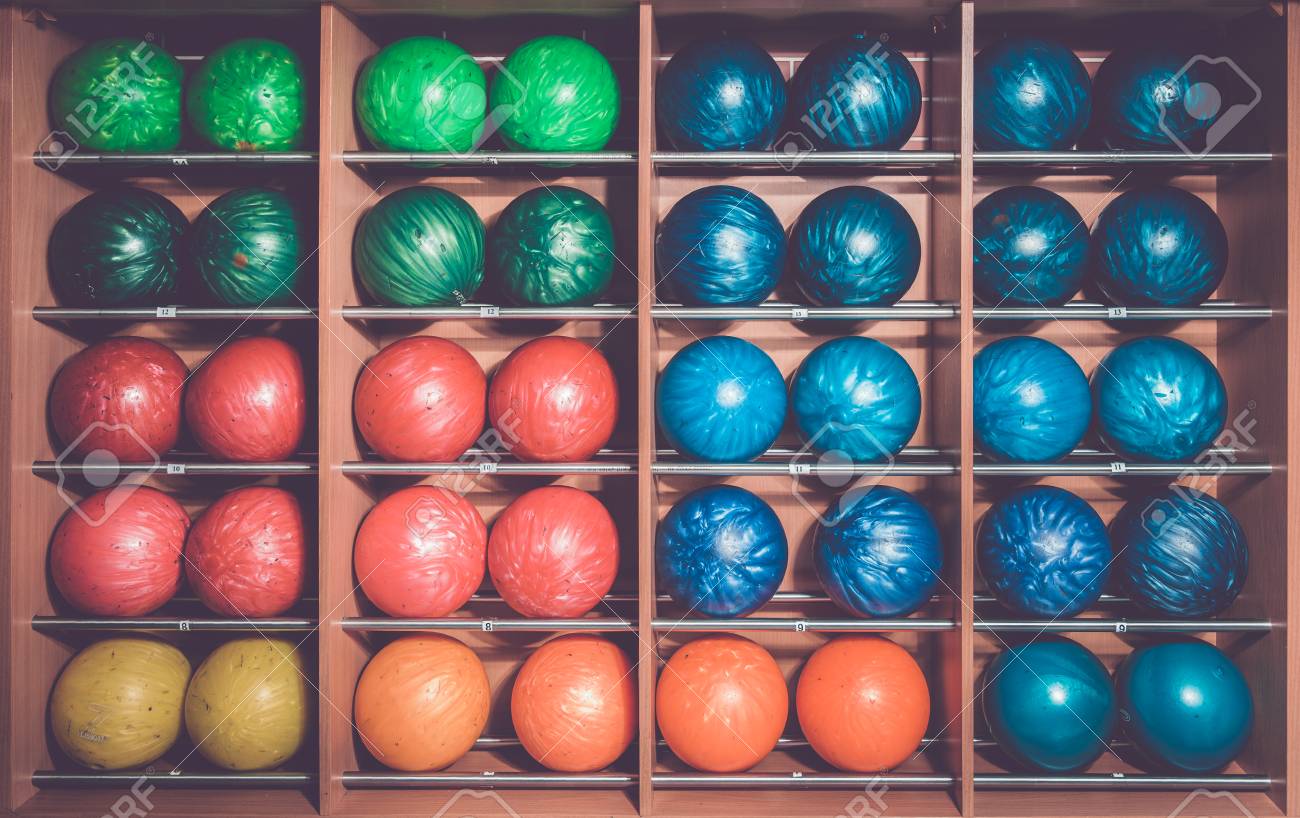 サイズ 色の順 ラックでボールをボウリング の写真素材 画像素材 Image