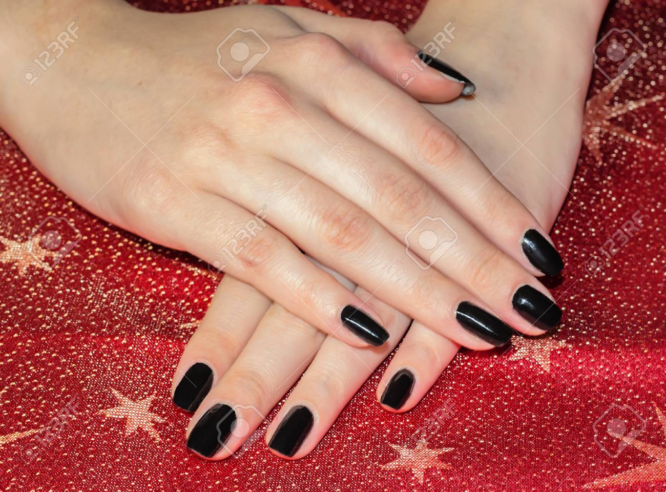 vernis noir main