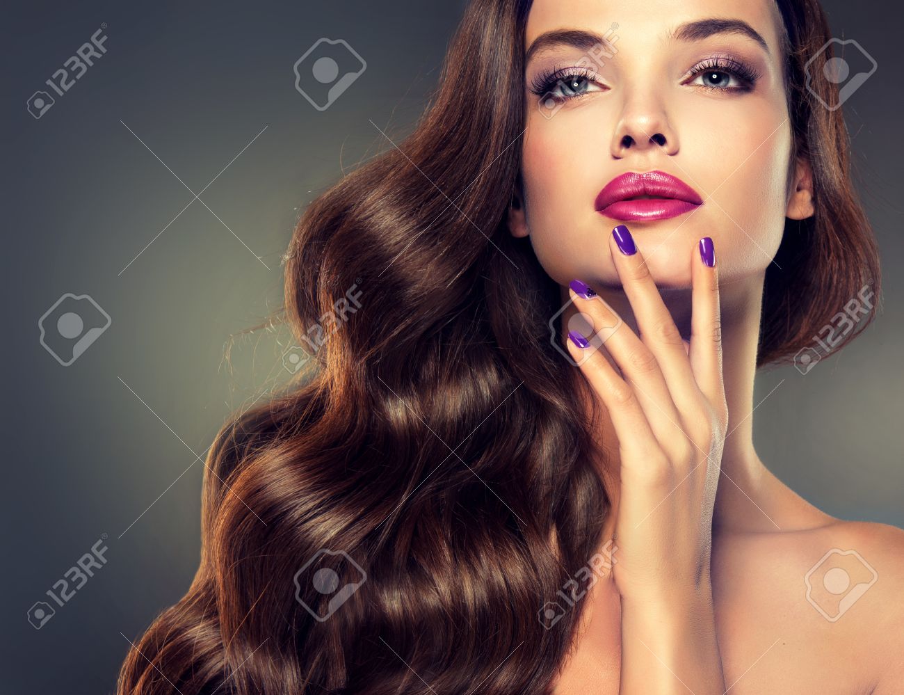 素敵な若い女の子 密な毛を持つモデル 明るいファッショナブルなメイクアップとヘアスタイル の写真素材 画像素材 Image