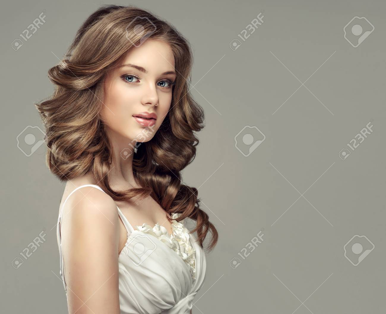 若い 豪華な女性の誠実で優しい外観 長く 密な巻き毛のヘアスタイル 若い 豪華な女性の誠実で優しい外観 長く 密な巻き毛のヘアスタイル
