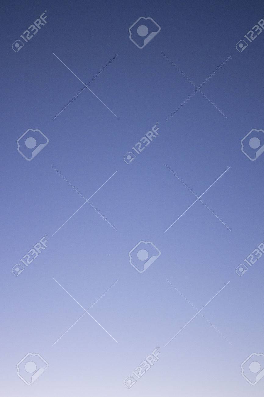 青と濃い水色の空雲ひとつない晴れた暖かい日垂直長方形写真 の写真素材 画像素材 Image