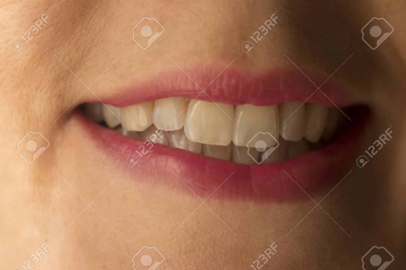 Immagini Stock Macro Close Up Shot Di Bocca Di Donna Di Eta Compresa Tra 30 35 Che Mostra Con Denti Dritti E Rossetto Rosa Image 34354320