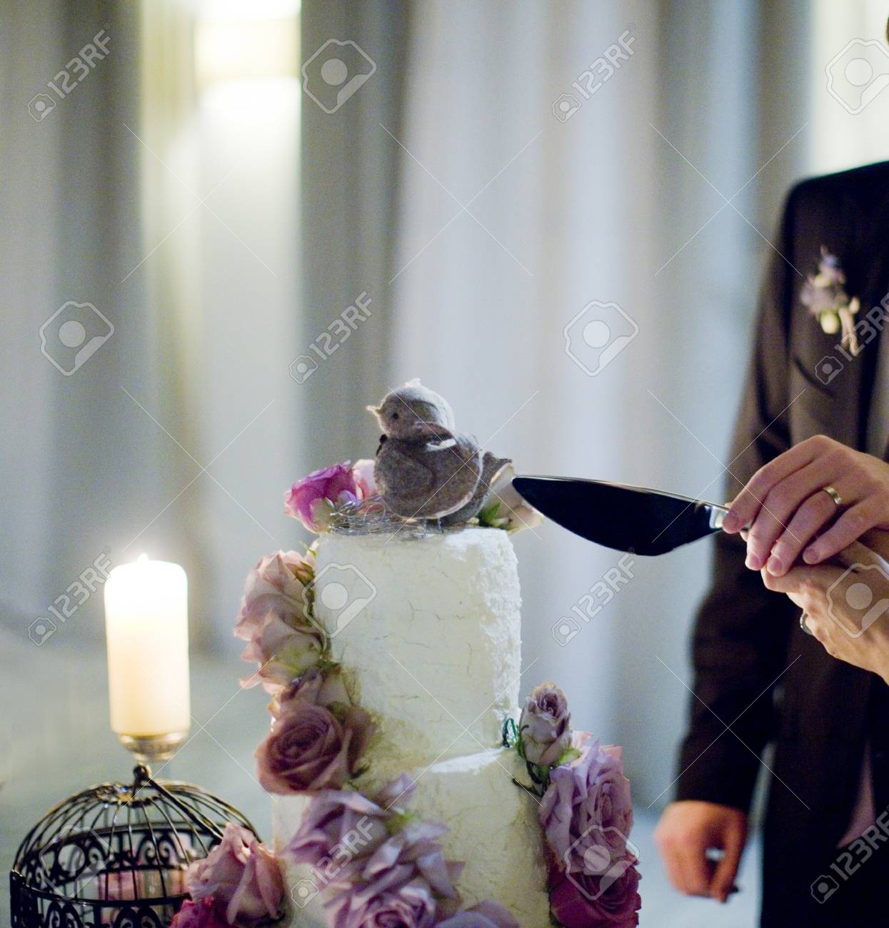Gâteau De Mariage Blanc Avec Des Roses Décoratifs Bougies Des Oiseaux Et Des Cages Doiseaux En Espagnol Banquet Dîner Réception Parti à Barcelone
