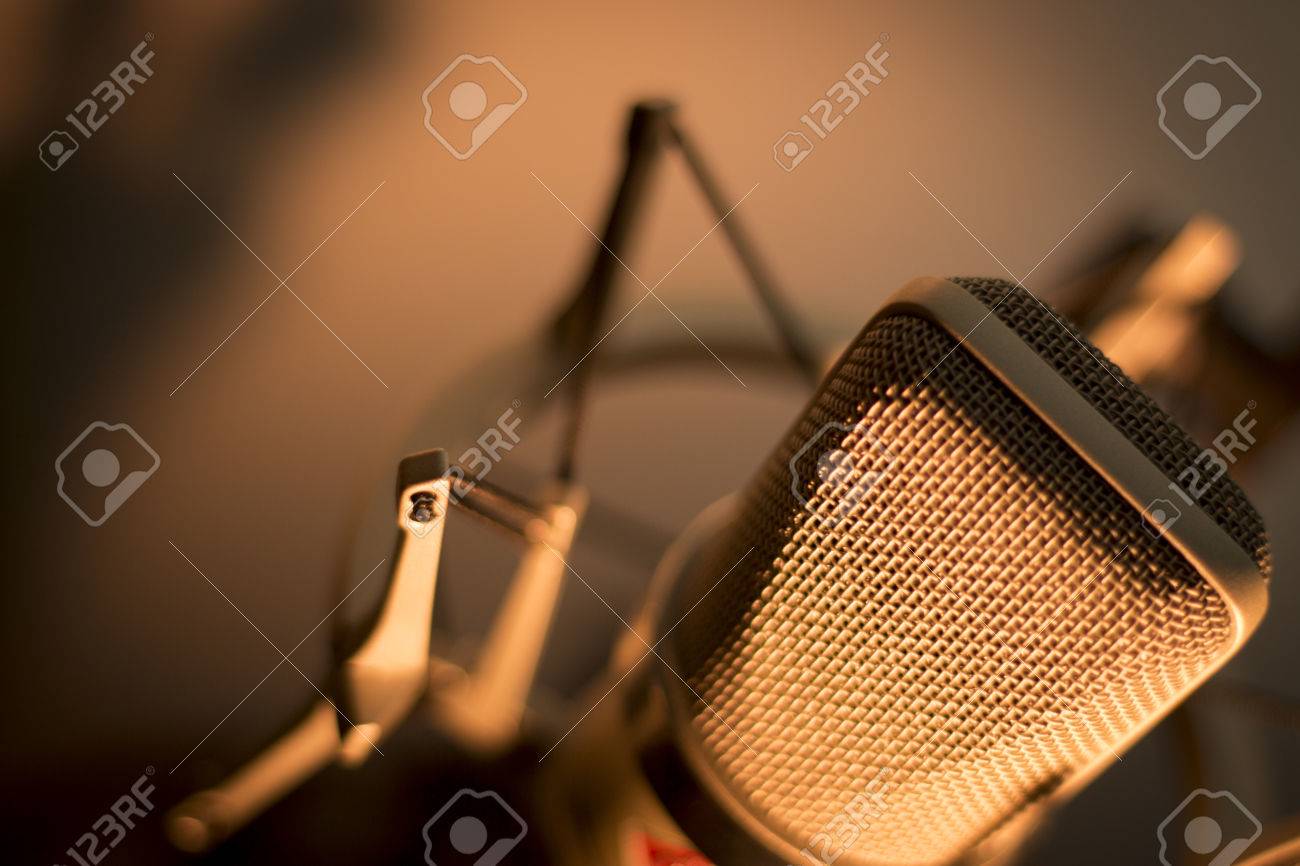 録音ボーカル スタジオ音声マイク アンチ ショック マウントし 歌とナレーションをしている声優陣のポップ フィルター対策建てられました の写真素材 画像素材 Image 録音ボーカル スタジオ音声マイク アンチ ショック マウントし 歌とナレーションをしている声優陣のポップ フィルター対策建てられました の写真素材 画像素材 Image