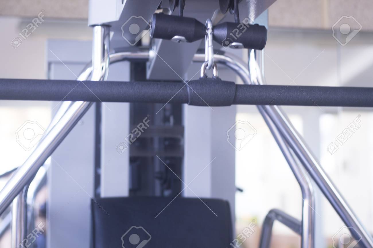 ジム運動重量トレーニングの抵抗グリッププルダウン アッパー バックは 強度を高める 筋肉を構築するために使用フィットネス スタジオでマシンをバックアップします の写真素材 画像素材 Image