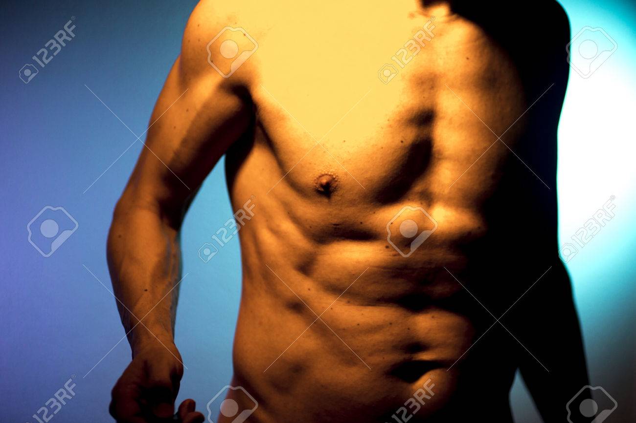 Desnudo Deportivo Delgado Muscular Atractiva Hombre Modelo Masculino Desnudo  Con Fuertes Seis Pack Abs, Músculos Oblicuos, El Pecho Y Los Brazos. Fotos,  retratos, imágenes y fotografía de archivo libres de derecho. Image