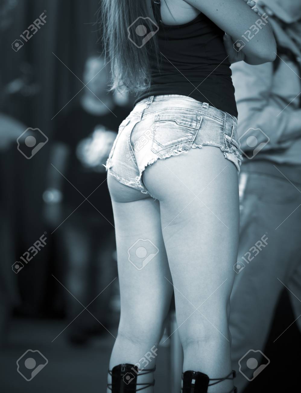 De Ropa Interior Lencería Erótica Jovencita Posando En Pose De Adultos Con Piernas Largas. Fotos, Retratos, Imágenes Y Fotografía Archivo Libres De Derecho. 87323563.