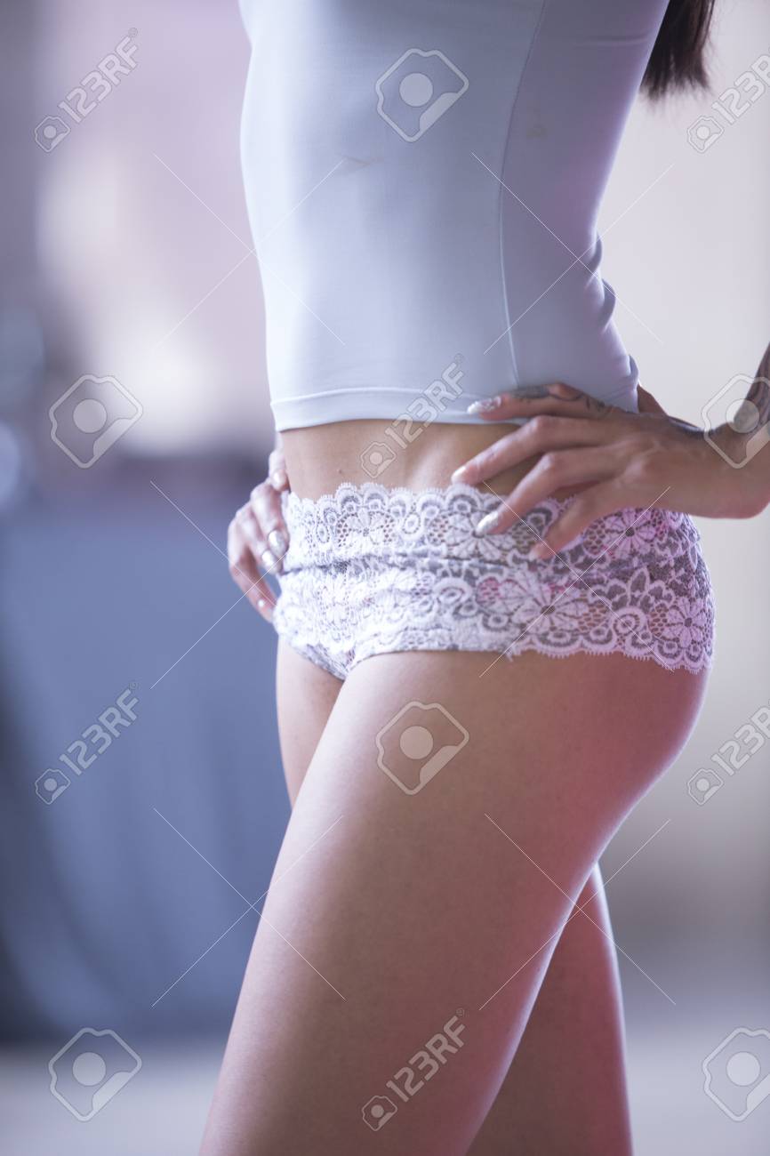 Modelo De Ropa Interior Lencería Erótica Jovencita En Pose Sensual De Adultos Con Piernas Largas. Fotos, Retratos, Imágenes De Archivo Libres De Derecho. Image 90964667.