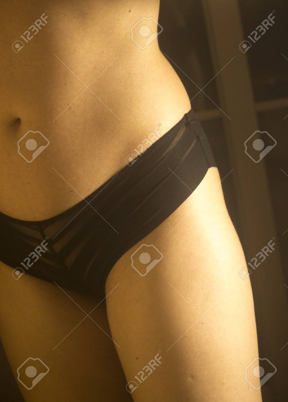 Mujer Sexy Delgada Delgada En Ropa Interior Lencería Semi Desnuda En El  Dormitorio. Fotos, retratos, imágenes y fotografía de archivo libres de  derecho. Image 89998412