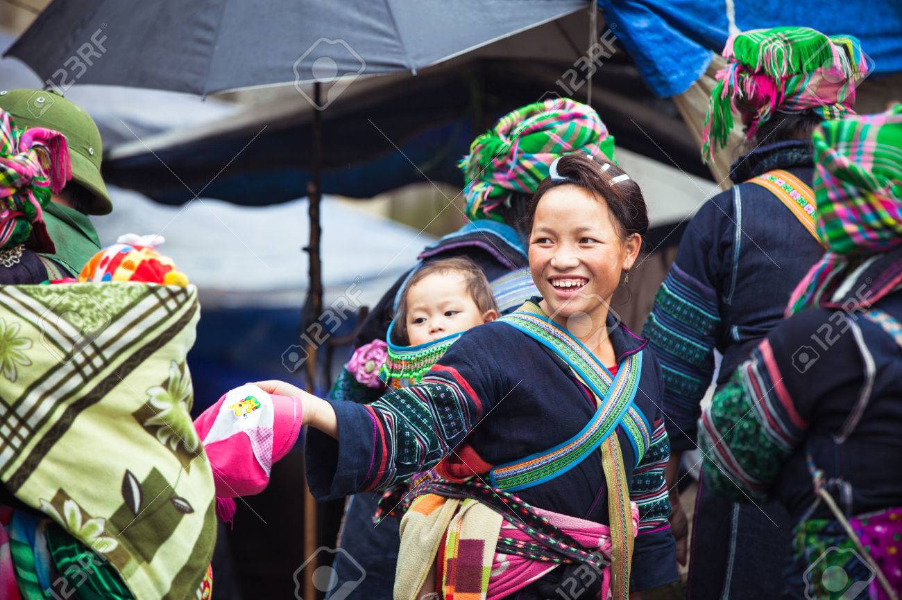 사파, 라오 까이, 베트남 - 2014년 5월 6일 : 현지 시장에 국립 옷에서 아기와 함께 몽족 부족 여자, 사파, 2014년 5월  6일 북부 베트남. 로열티 무료 사진, 그림, 이미지 그리고 스톡포토그래피. Image