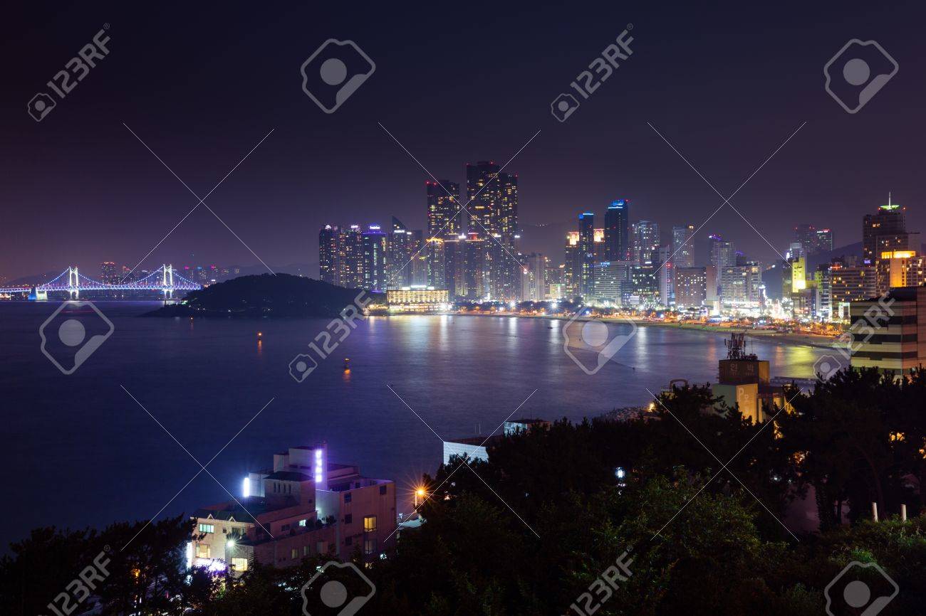 背景韓国釜山の釜山市海雲台ビーチと釜山 プサン ビジネス地区に夜景 の写真素材 画像素材 Image