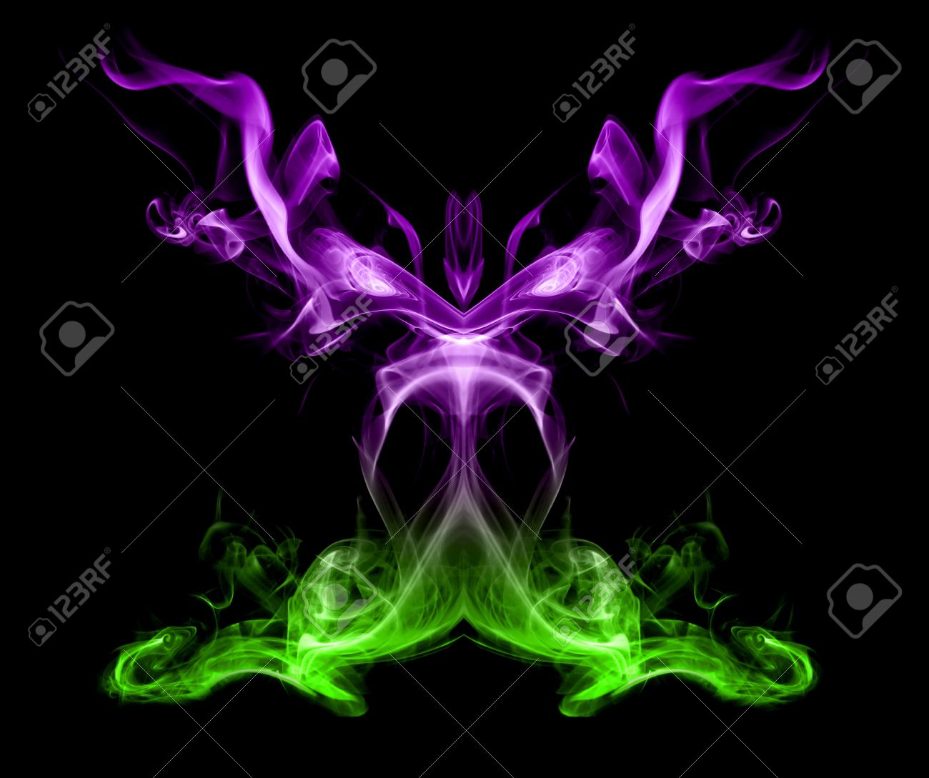 緑と紫蝶のような黒の背景上の煙 の写真素材 画像素材 Image