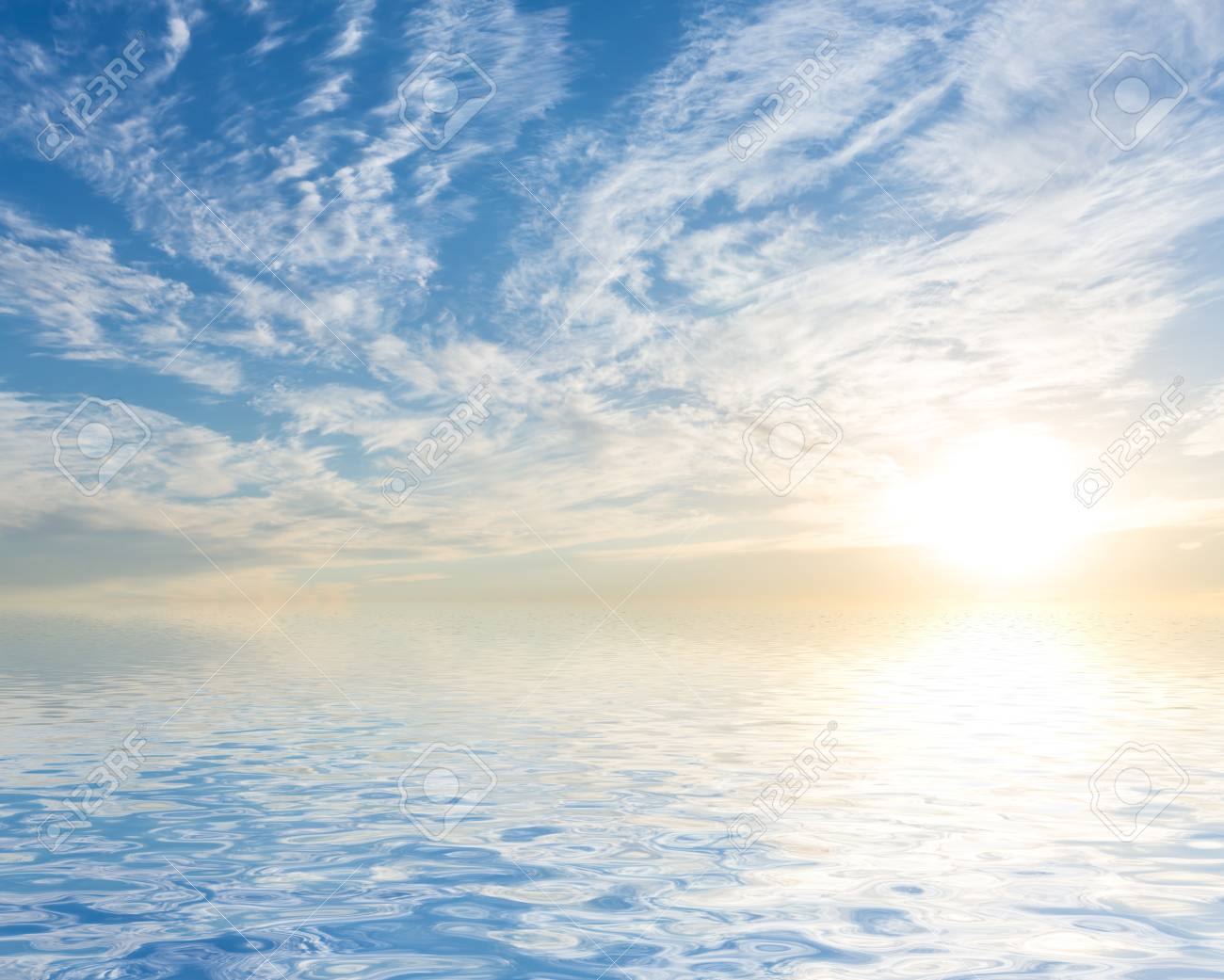 水面に映る雲と太陽と空 の写真素材 画像素材 Image