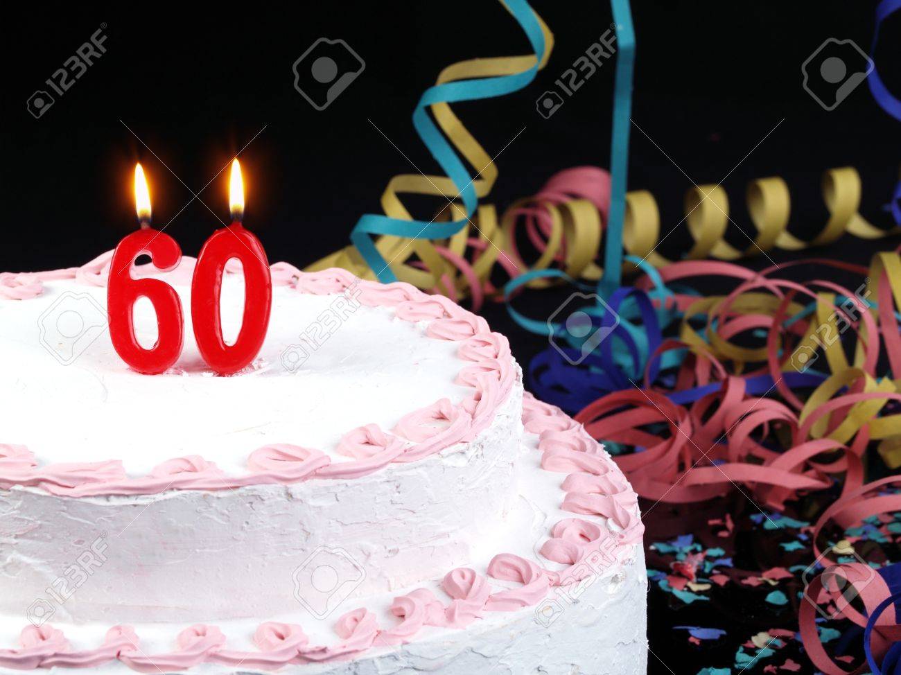 Gateau D Anniversaire Avec Bougies Rouges Montrant Nr 60 Banque D Images Et Photos Libres De Droits Image