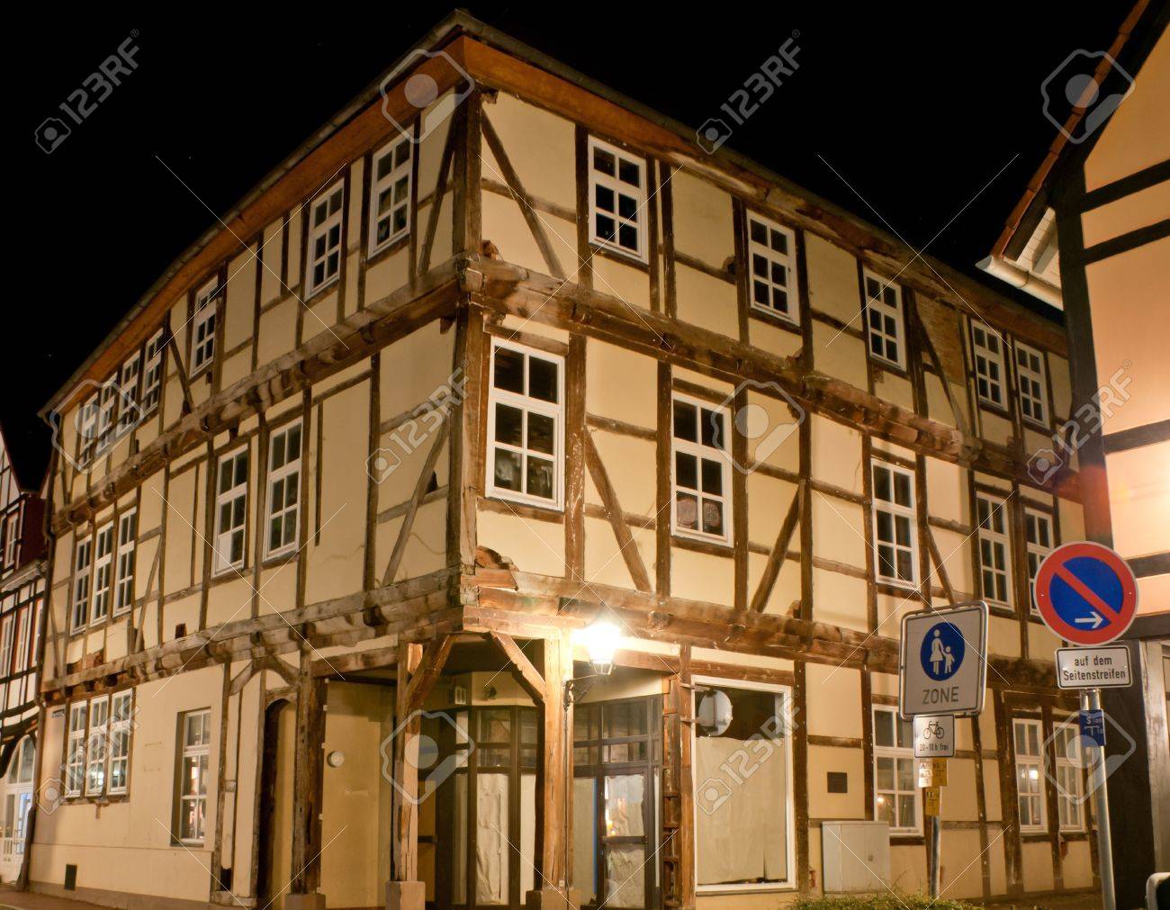 木組みの家は古い建築様式 ハーメルン ドイツにあるこの古い家の多くの国で非常に人気のあります の写真素材 画像素材 Image