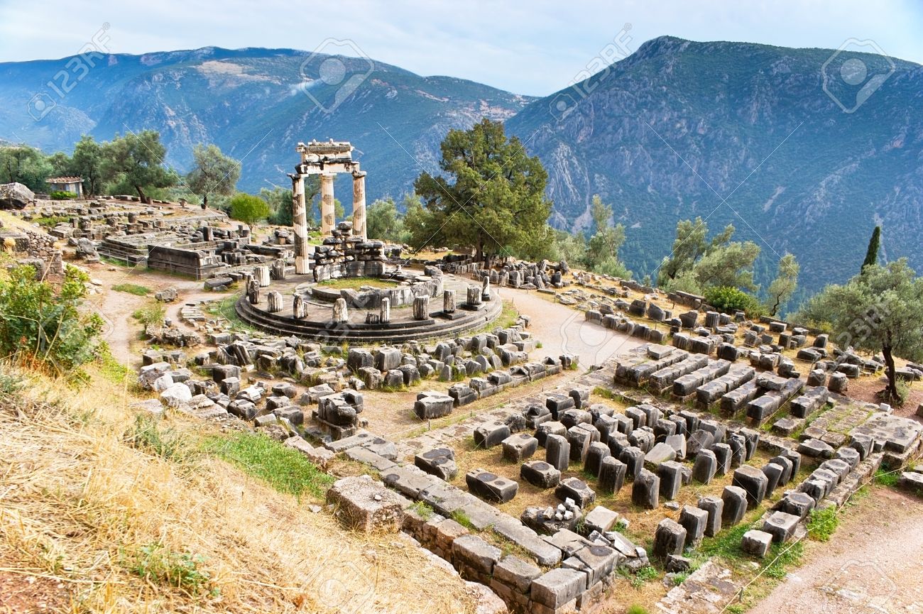 デルファイ ギリシャのパルナッソス山によって囲まれてその復元トロスとアテナ Pronoia の聖域 の写真素材 画像素材 Image