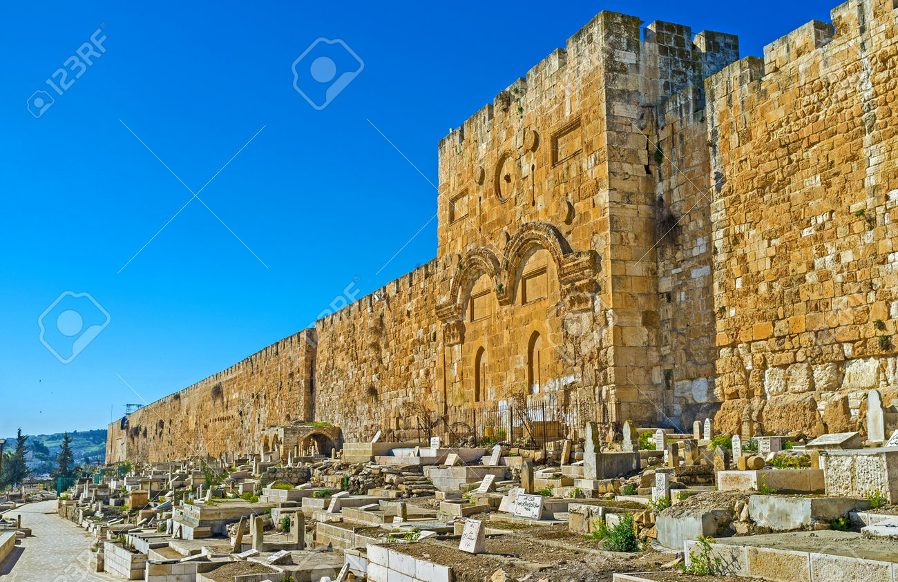 エルサレム イスラエル 16 年 2 月 16 日 黄金の門 慈悲の門 中間年齢およびエルサレムの 2 月 16 日 オスマン帝国によって建てられた古いイスラム教徒の墓地の壁だった の写真素材 画像素材 Image