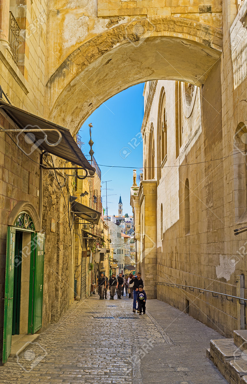 エルサレム イスラエル 16 年 2 月 16 日 ヴィア ドロローサは聖墳墓教会にライオンズ ゲートからリードし 2 月 16 日エルサレムのキリストの方法を示しています 城壁内の狭い通りです の写真素材 画像素材 Image