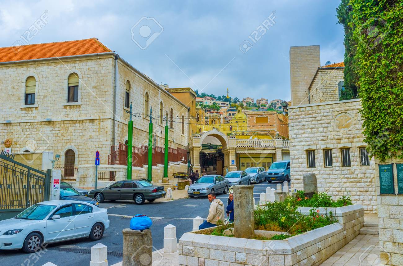 ナザレ イスラエル 16 年 2 月 21 日 2 月 21 日ナザレでエル ビシャラ通り 市のメイン取引通りで観光客のローカル商人を待ちます の写真素材 画像素材 Image