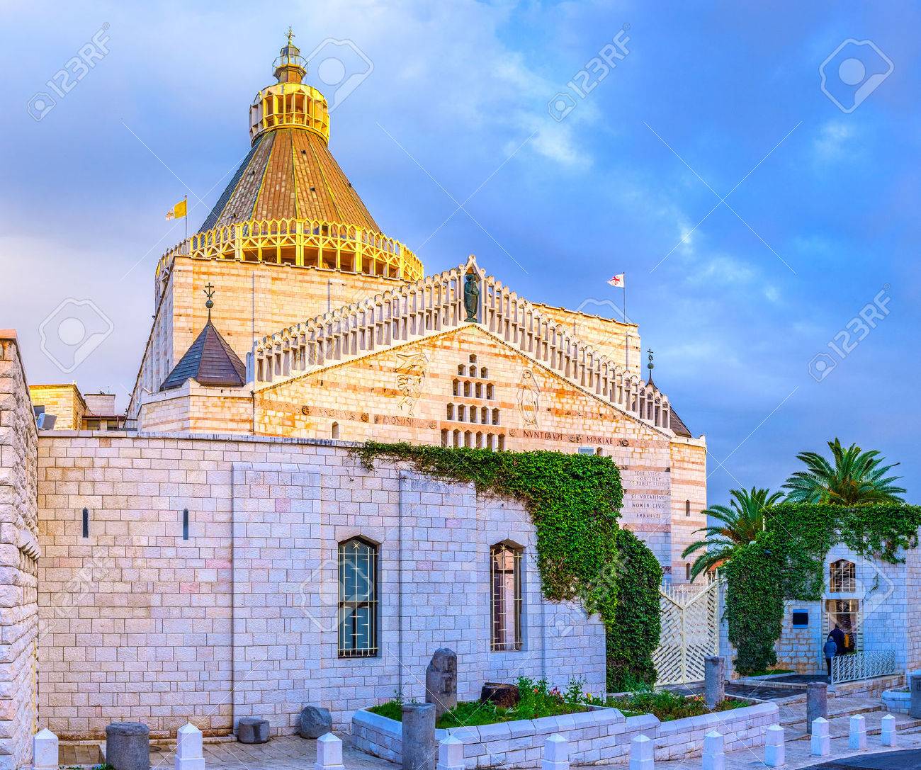 夜ライト イスラエルのナザレの受胎告知のバシリカのビュー の写真素材 画像素材 Image