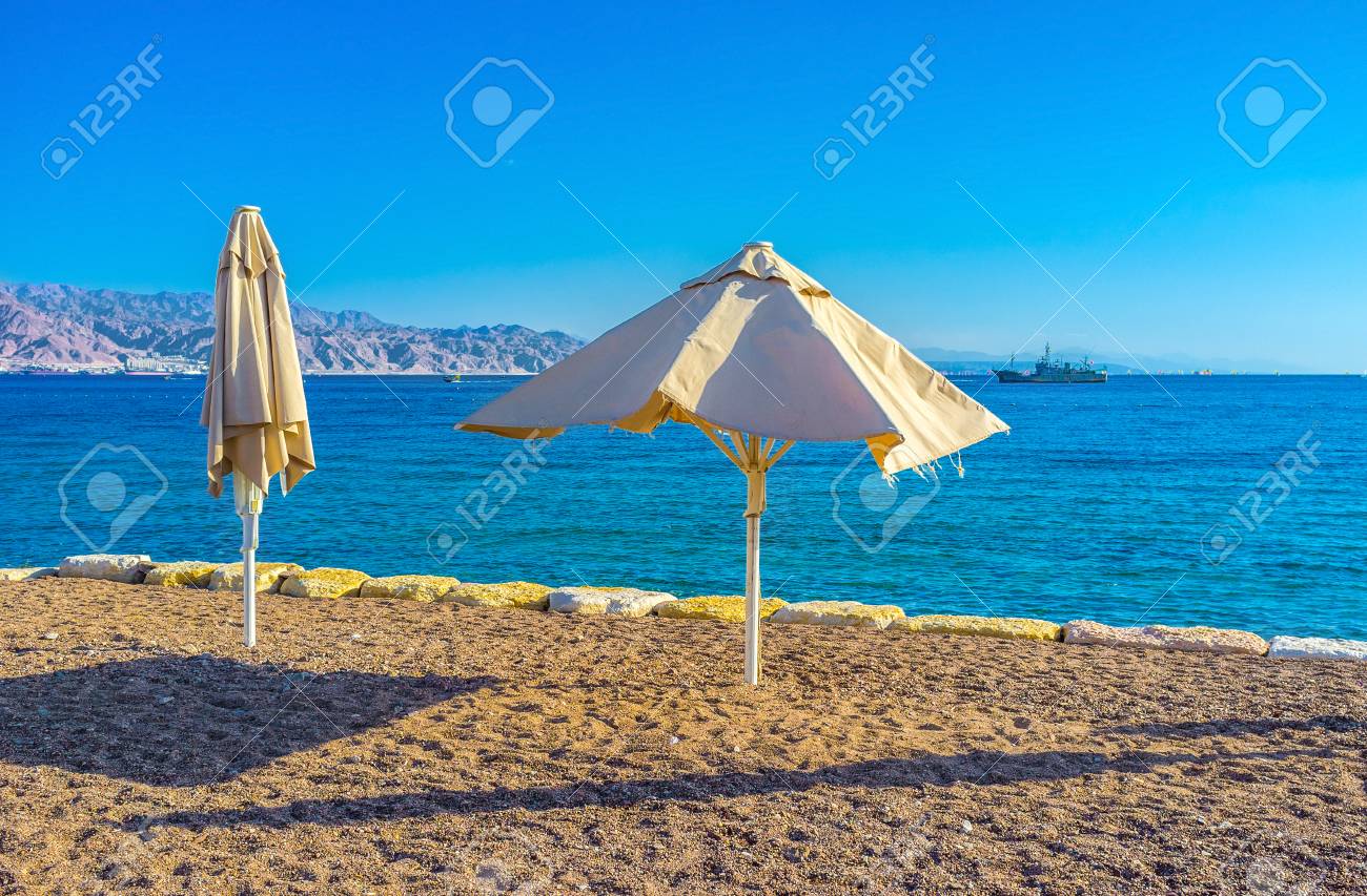 エイラトは 山脈 きれいな砂と快適な水 イスラエルの美しい景色と非常に人気のあるリゾートです の写真素材 画像素材 Image