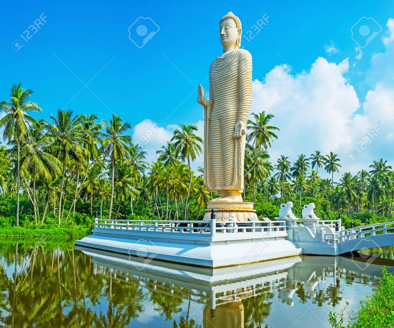 有名な津波記念像はスリランカ ヒッカドゥワ 隣の Peraliya 村に位置しています の写真素材 画像素材 Image