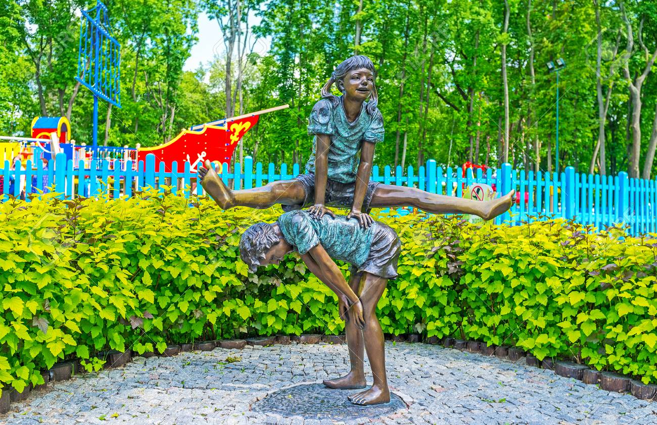Die Bronzeskulptur Des Jungen Und Des Madchens Spass Im Skulpturen Garten In Gorky Park Von Kharkov Ukraine Springend Und Haben Lizenzfreie Fotos Bilder Und Stock Fotografie Image 70594094