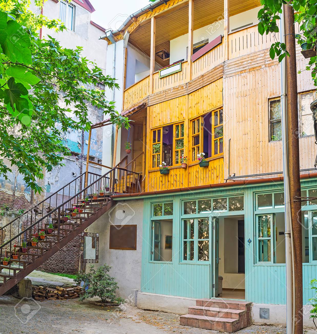 木製の屋根付きバルコニーと上層階 ジョージアへの外部階段の旧市街の民家 の写真素材 画像素材 Image