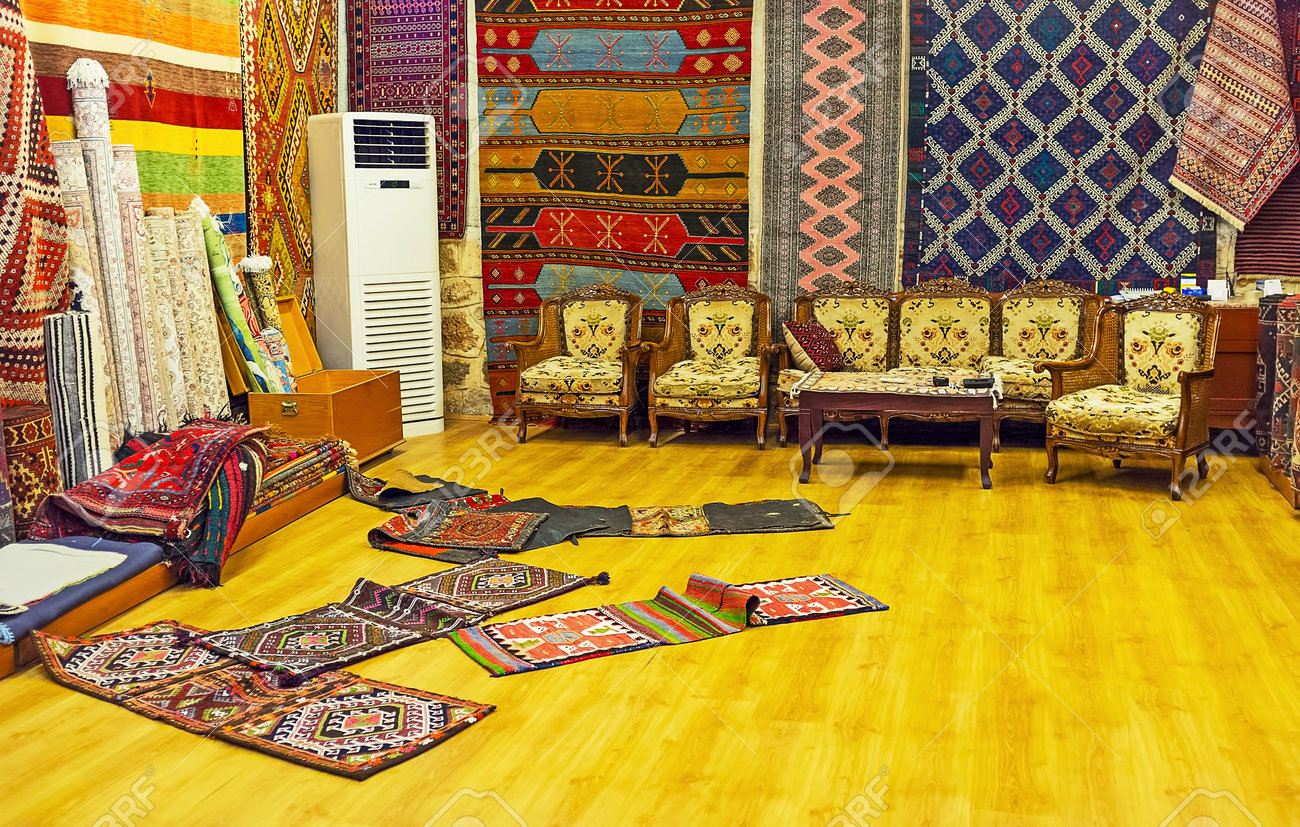 インテリア ラグ カーペット アンタリア アンタリヤ, トルコ - 2017 年 5 月 12 日: 異なった大きさで分類され