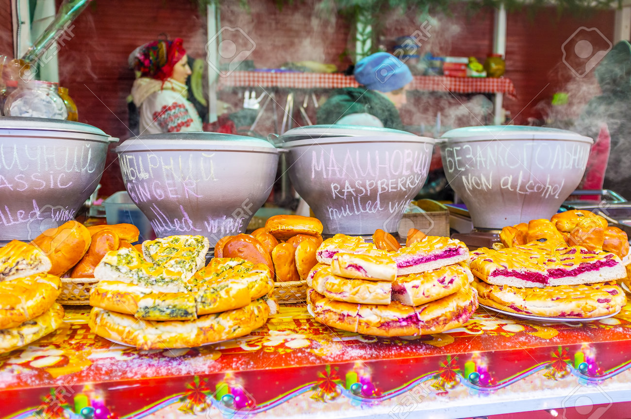 Dolci Natalizi Ucraini.Immagini Stock Kiev Ucraina 4 Gennaio 2017 Cuocia Il Negozio Alla Fiera Di Offerte Di Natale Varieta Di Dolci E Vin Brule Caldo Il 4 Gennaio A Kiev Image 89297916