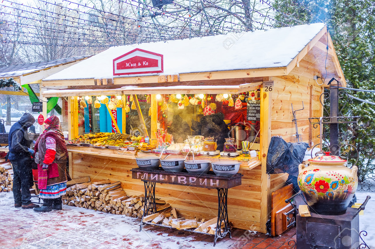 Immagini Natale Ucraino.Immagini Stock Kiev Ucraina 4 Gennaio 2017 Il Festival Di Natale E Il Migliore Posto Per Mangiare L Alimento Stradale Tradizionale Ucraino Con Le Bevande Calde Dell Alcool Il 4 Gennaio A Kiev Image 89297919