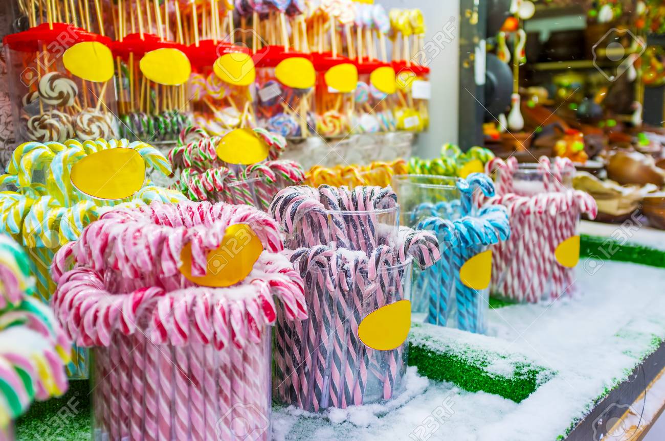 Dolci Natalizi Ucraini.Immagini Stock Negozio Di Caramelle Al Festival Di Natale Offre Una Varieta Di Bastoncini Di Zucchero E Altri Dolci E Caramelle Kiev Ucraina Image 89284420