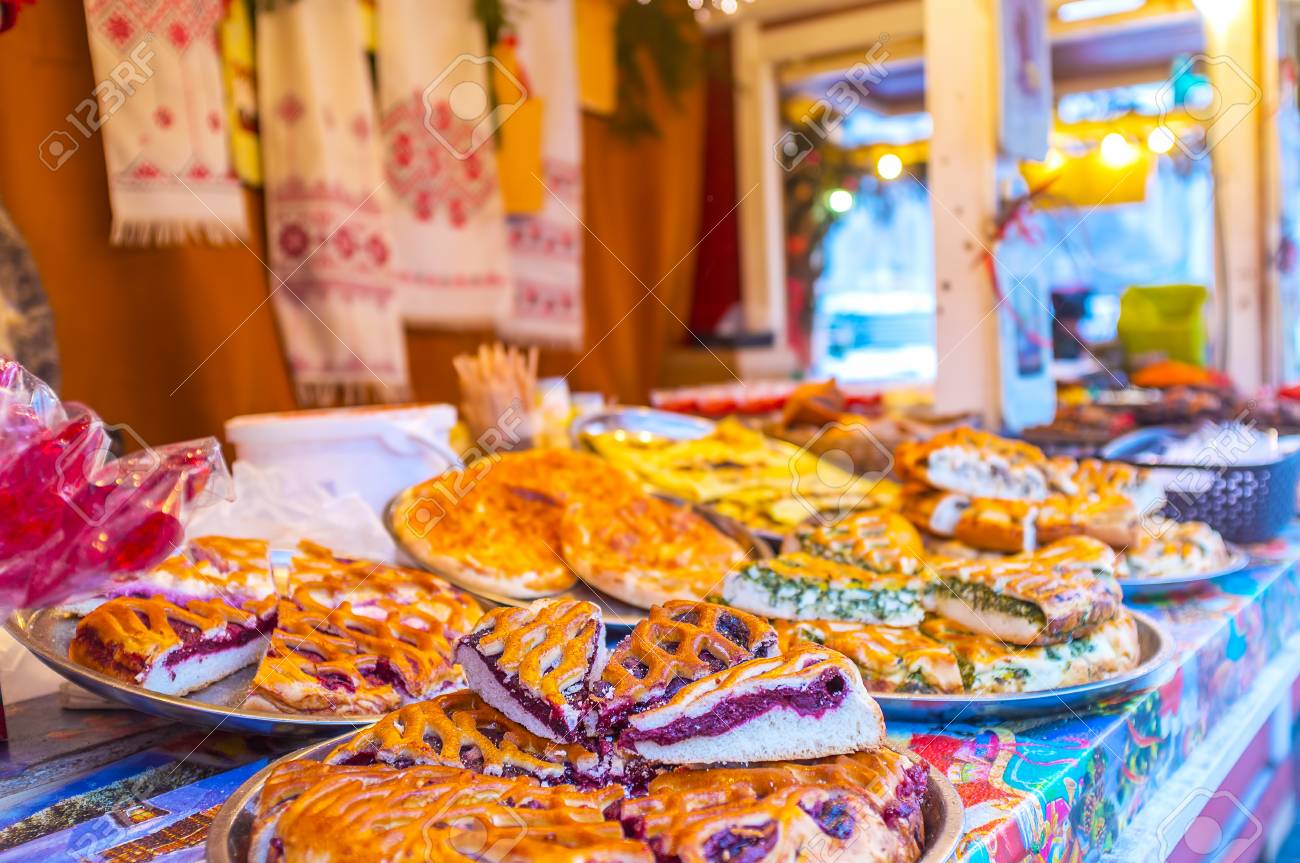 Le magasin de pâtisserie au marché de Noël propose des tartes et des gâteaux savoureux avec des garnitures diverses, Kiev, Ukraine.