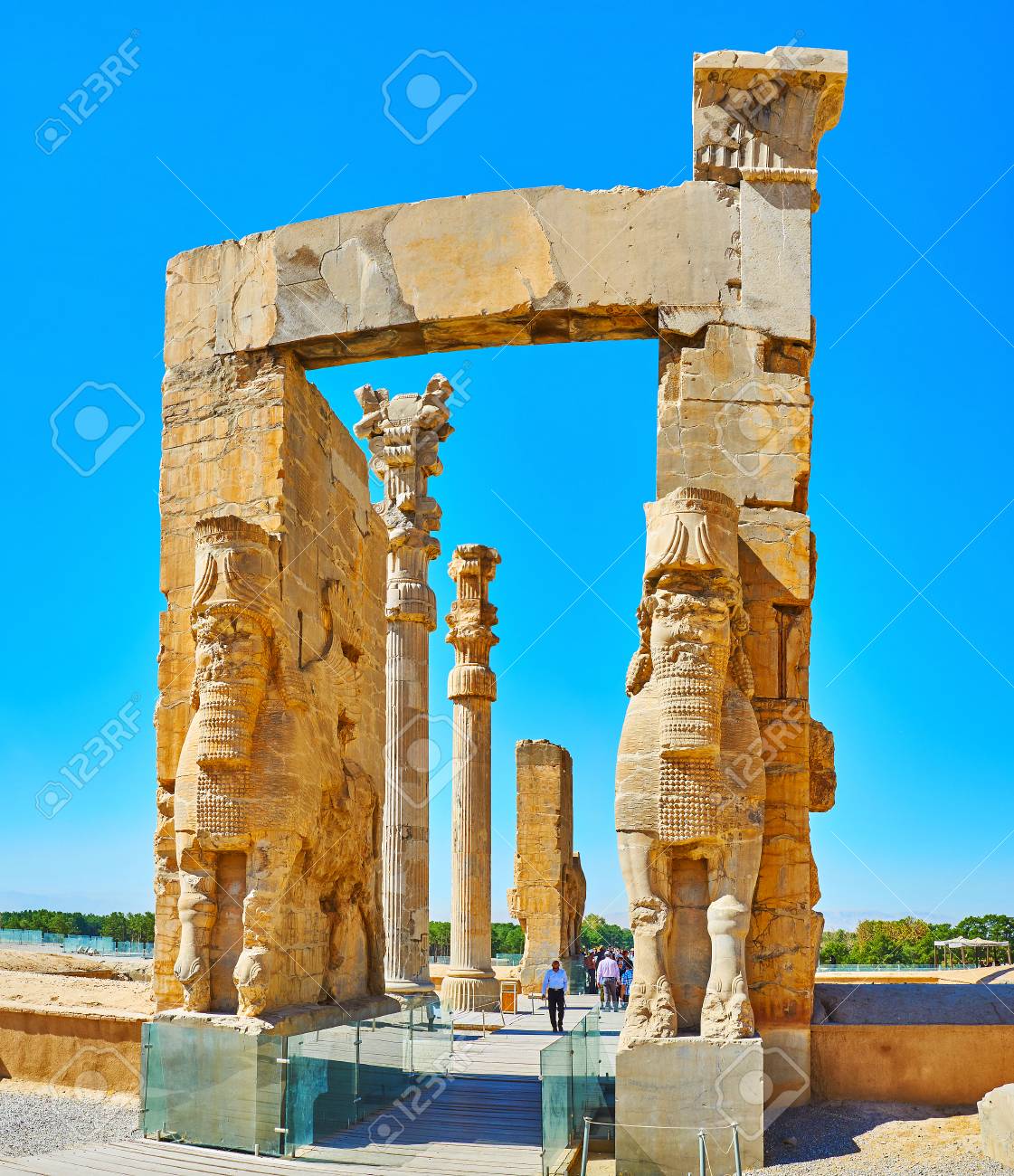 ペルセポリス イラン 17 年 10 月 13 日 保存された彫像 装飾柱とすべての国ゲート クセルクセス門 は ペルセポリス 遺跡の最も人気のあるランドマークの一つペルセポリスで 10 月 13 日 の写真素材 画像素材 Image