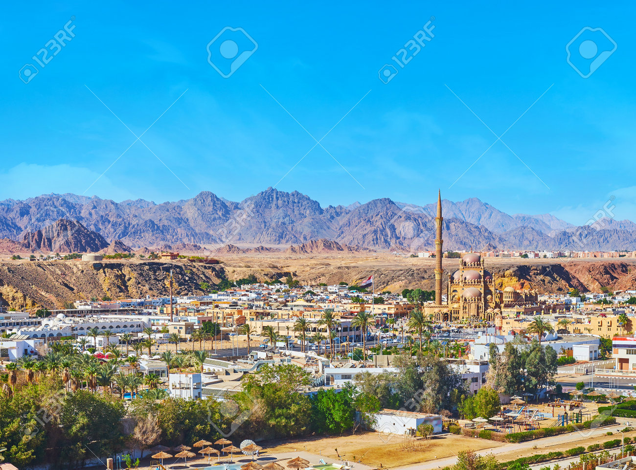 シャルム エル シェイクの空中都市景観 偉大なアル サハバ モスクと周辺の観光ゾーン シナイ エジプトとシャルムエルマヤ中央地区 の写真素材 画像素材 Image