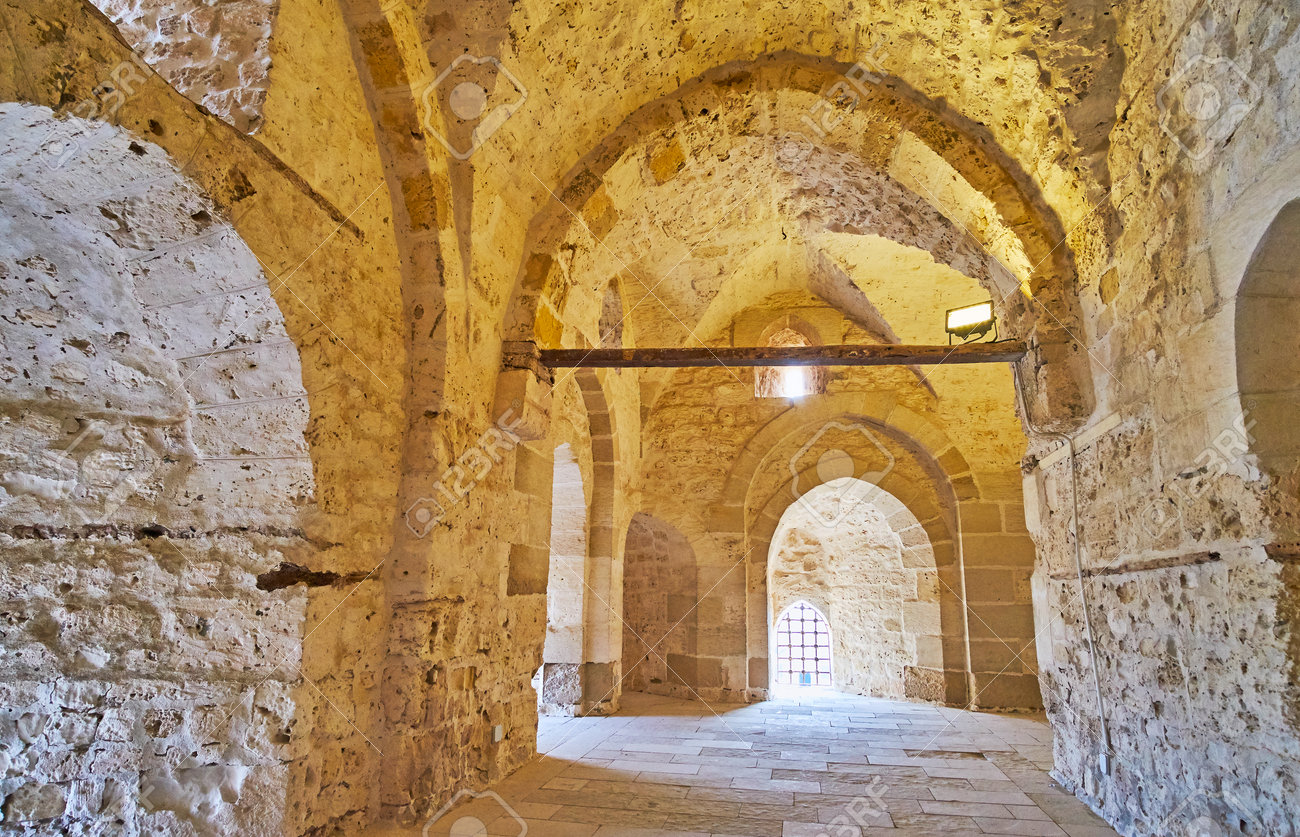 アレクサンドリア エジプト 12月 17 2017 アレクサンドリアで12月17日に オスマン帝国時代の中世の防衛拠点であるカイトベイ城の古い石の廊下 の写真素材 画像素材 Image 94475742