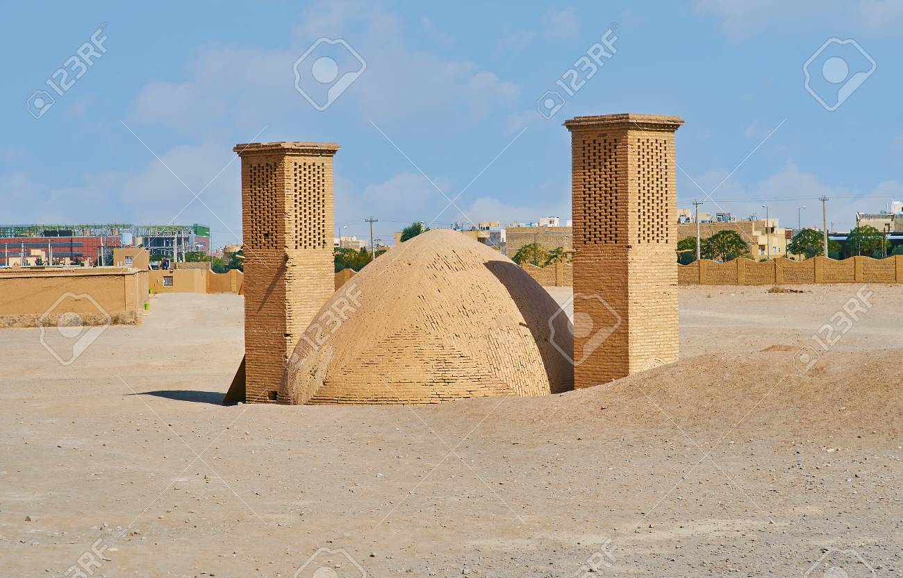 Yakhchal의 고대 벽돌 돔 - 이란 Yazd 사막에 있는 Towers Of Silence의 고고학 유적지에 위치한 증발 냉각기로  작동하는 역사적인 얼음 챔버입니다. 로열티 무료 사진, 그림, 이미지 그리고 스톡포토그래피. Image 105015765