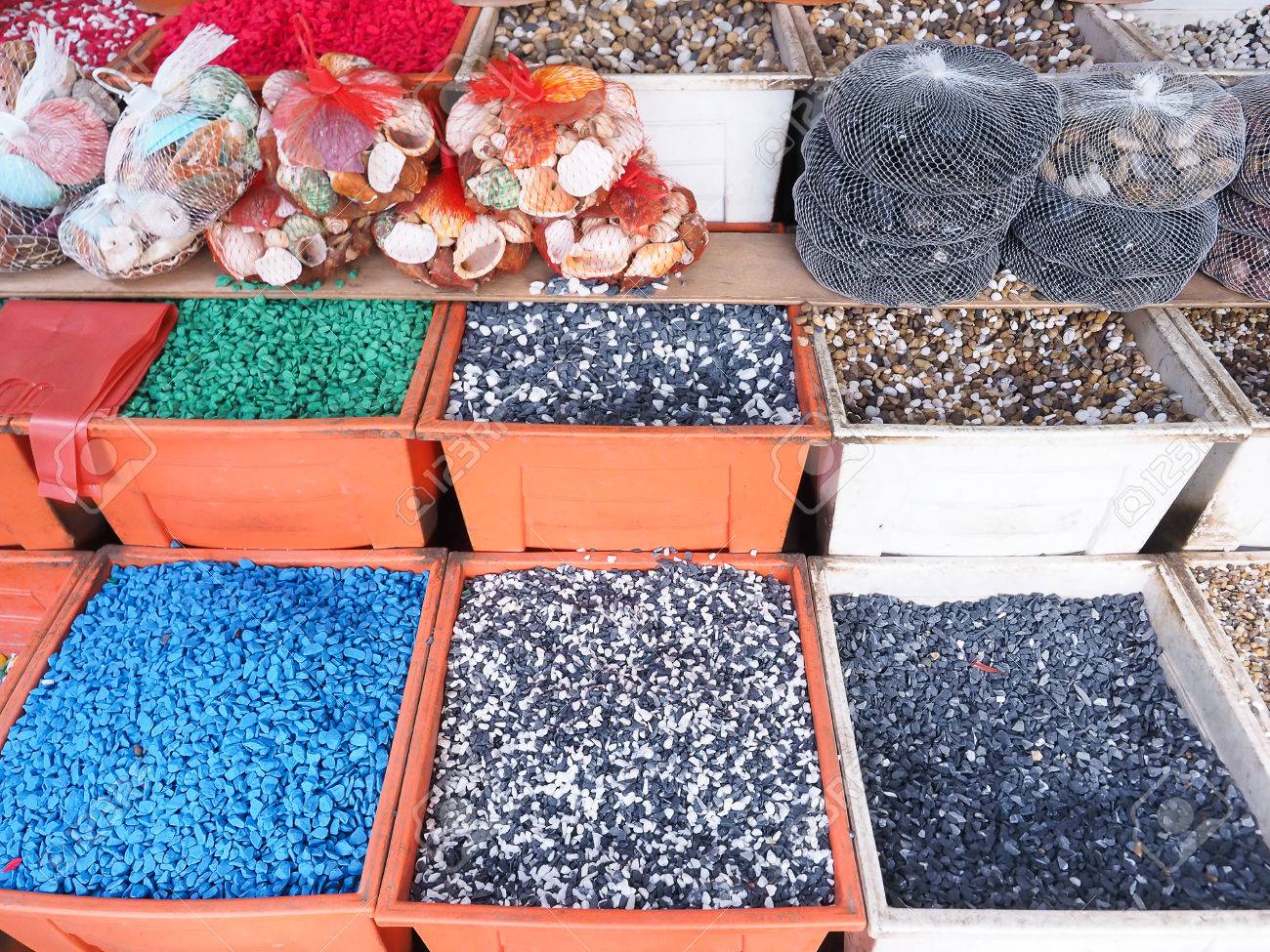 チャト チャック市場まで バンコク タイ 17 年 1 月 1 日 カラフルな水槽の砂利の販売 の写真素材 画像素材 Image