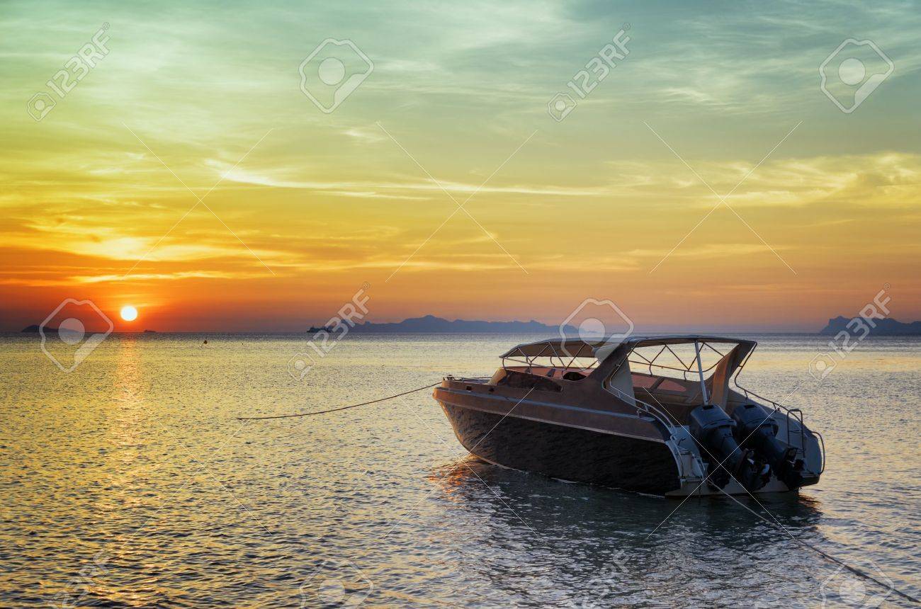 Bateau à Moteur Au Coucher Du Soleil Beau Paysage