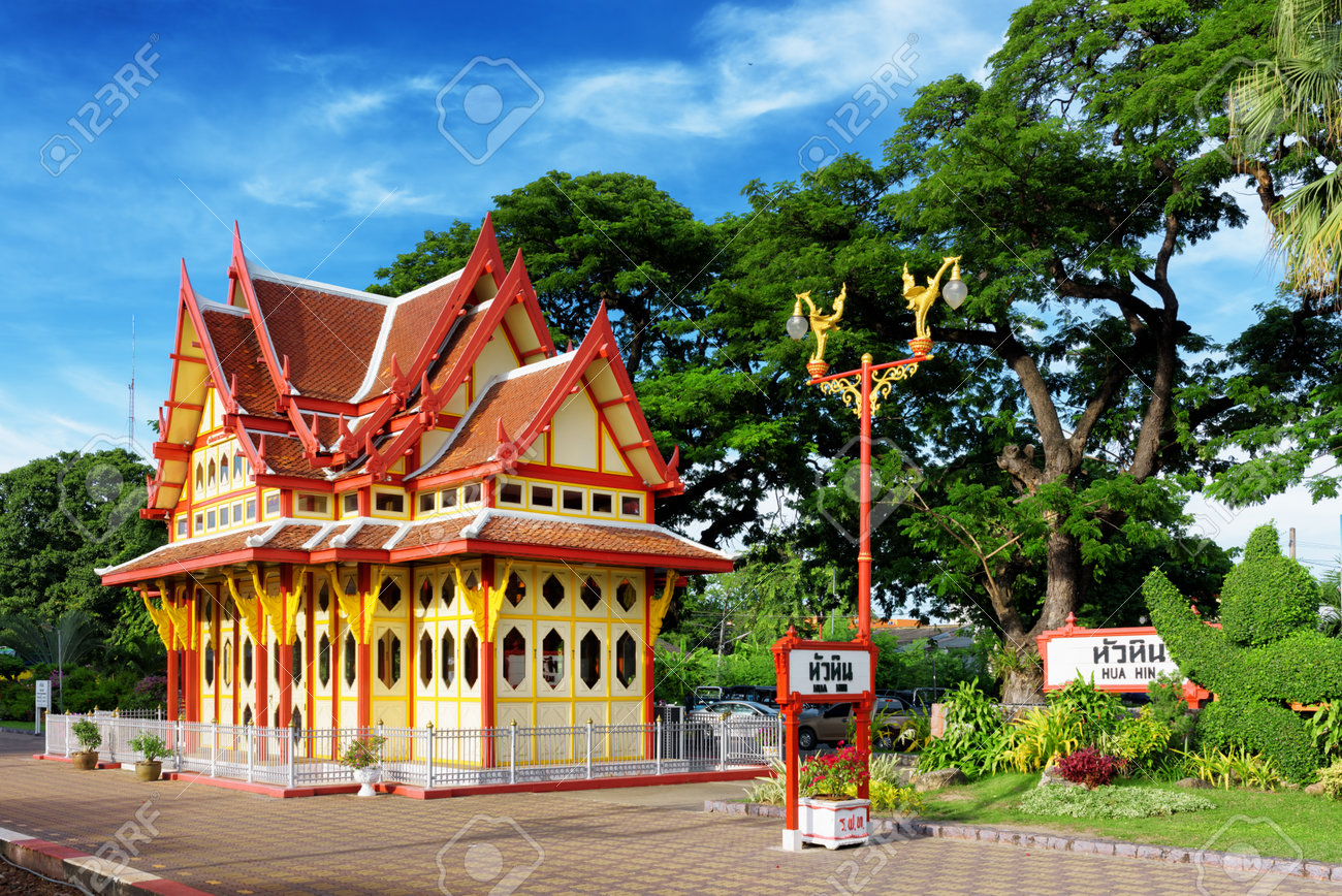 タイのホアヒン市の鉄道駅 伝統的なタイのスタイル タイの人気の観光スポットです の写真素材 画像素材 Image