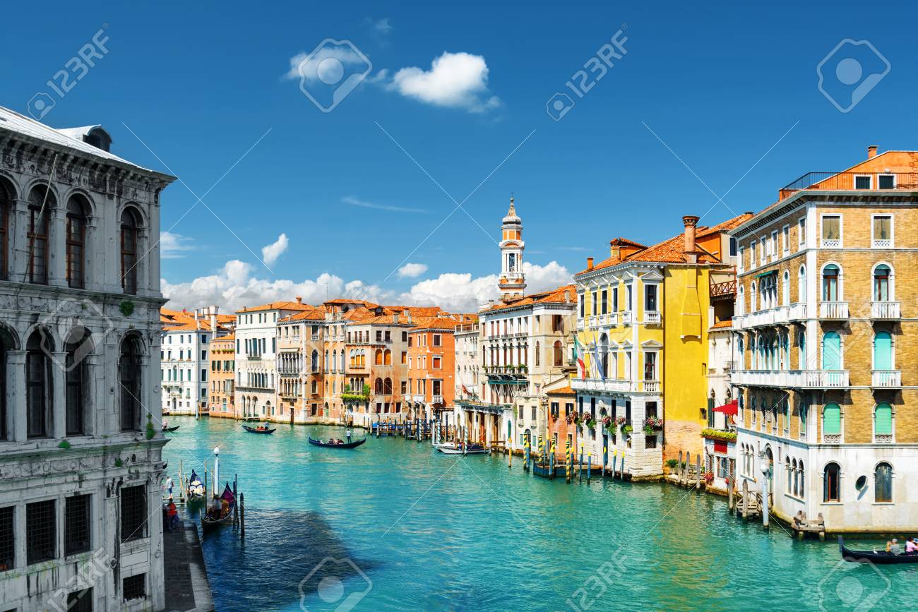 イタリア ヴェネツィアのリアルト橋から運河の美しい景色 古い中世の家々 のカラフルなファサード ベニスはヨーロッパの人気のある観光地です の写真素材 画像素材 Image イタリア ヴェネツィアのリアルト橋から運河の美しい景色 古い中世の家々 のカラフルなファサード ベニスはヨーロッパの人気のある観光地です の写真素材 画像素材 Image